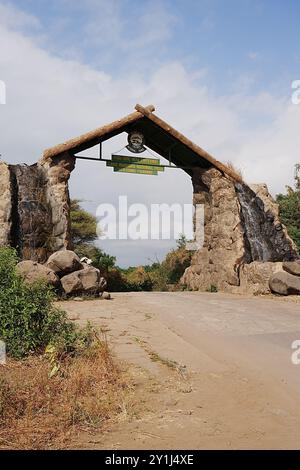 Auffahrt zum African Lake Manyara Nationalpark in Arusha Region in TANSANIA, bewölkter Himmel 2024 warmer sonniger Wintertag am Juli - vertikal Stockfoto