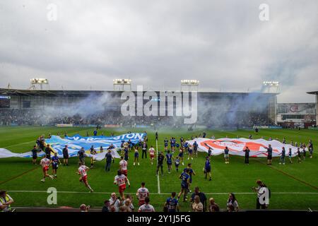 Warrington, Großbritannien. September 2024. Beide Spielersets kommen am 7. September 2024 in Warrington, Großbritannien, vor dem Spiel Warrington Wolves vs. St Helens in der Betfred Super League Runde 25 im Halliwell Jones Stadium, Warrington, Großbritannien, am 7. September 2024 (Foto: Gareth Evans/News Images). (Foto: Gareth Evans/News Images/SIPA USA) Credit: SIPA USA/Alamy Live News Stockfoto