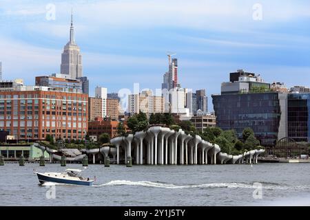 Little Island „schwimmender Park“ am Hudson River mit dem Empire State Building im Hintergrund. Stockfoto