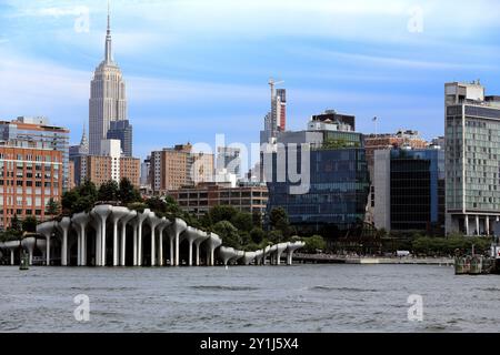 Little Island „schwimmender Park“ am Hudson River mit dem Empire State Building im Hintergrund. Stockfoto