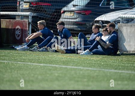 Stenhousemuir, Großbritannien. September 2024. SPFL Trust Trophy, Stenhousemuir gegen Falkirk Football Match, Ochilview Park, Stenhlosemuir, Schottland, Vereinigtes Königreich - Falkirks ungenutzte Spieler sonnen sich bei Ochilview Credit: Thomas Gorman/Alamy Live News Stockfoto