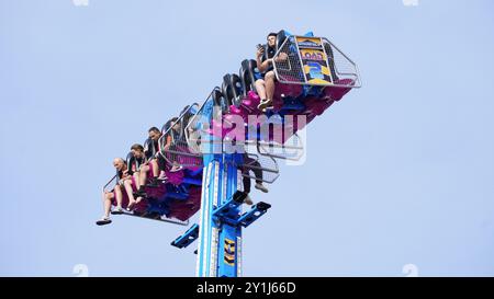 Barry Island, Vale of Glamorgan, Wales - 26. August 2024: Die Luft- und Raumfahrt, die höchste Fahrt auf dem Festgelände Großbritanniens, kann von der anderen Seite Barrys aus gesehen werden. Stockfoto