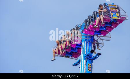 Barry Island, Vale of Glamorgan, Wales - 26. August 2024: Die Luft- und Raumfahrt, die höchste Fahrt auf dem Festgelände Großbritanniens, kann von der anderen Seite Barrys aus gesehen werden. Stockfoto