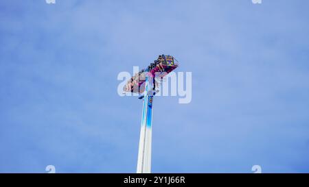 Barry Island, Vale of Glamorgan, Wales - 26. August 2024: Die Luft- und Raumfahrt, die höchste Fahrt auf dem Festgelände Großbritanniens, kann von der anderen Seite Barrys aus gesehen werden. Stockfoto