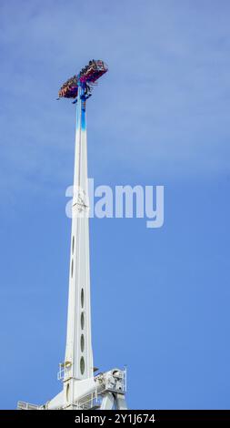 Barry Island, Vale of Glamorgan, Wales - 26. August 2024: Die Luft- und Raumfahrt, die höchste Fahrt auf dem Festgelände Großbritanniens, kann von der anderen Seite Barrys aus gesehen werden. Stockfoto