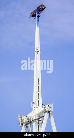 Barry Island, Vale of Glamorgan, Wales - 26. August 2024: Die Luft- und Raumfahrt, die höchste Fahrt auf dem Festgelände Großbritanniens, kann von der anderen Seite Barrys aus gesehen werden. Stockfoto