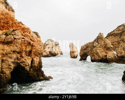 Zerklüftete Felsformationen an der Küste, die aus dem Meer ragen, mit natürlichen Bögen und Klippen, die von den Wellen geformt werden, bilden eine beeindruckende Meereslandschaft gegen den bac Stockfoto