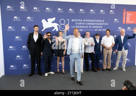 Venedig, Italien. September 2024. VENEDIG, ITALIEN - SEPTEMBER 07: (L-R) Jon Beavers, Alejandro Edda, Georgia MacPhail, Direktor Kevin Costner, Isabelle Fuhrman, David O’Hara, Aidan McCann, Luke Wilson und John Debney beim Fotoaufruf „Horizon: an American Saga - Chapter 2“ während des 81. internationalen Filmfestivals von Venedig im Palazzo del Casino am 7. September 2024 in Venedig, Italien. CAP/KA © Kristina Afanasyeva/Capital Pictures Credit: Capital Pictures/Alamy Live News Stockfoto