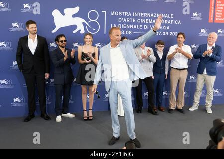 Venedig, Italien. September 2024. VENEDIG, ITALIEN - SEPTEMBER 07: (L-R) Jon Beavers, Alejandro Edda, Georgia MacPhail, Direktor Kevin Costner, Isabelle Fuhrman, David O’Hara, Aidan McCann, Luke Wilson und John Debney beim Fotoaufruf „Horizon: an American Saga - Chapter 2“ während des 81. internationalen Filmfestivals von Venedig im Palazzo del Casino am 7. September 2024 in Venedig, Italien. CAP/KA © Kristina Afanasyeva/Capital Pictures Credit: Capital Pictures/Alamy Live News Stockfoto