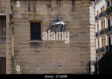 Pieta-Statue, die an einer Seitenmauer der Kirche San Vicente im Altstadtbezirk Donostia San Sebastian (baskenland, Spanien) hängt. Ol Stockfoto