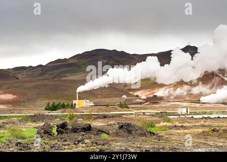 Hverir, Island - 24. August 2024: Dampf steigt aus den Schornsteinen eines Geothermie-Kraftwerks in der Nähe von Hverir in Island auf Stockfoto