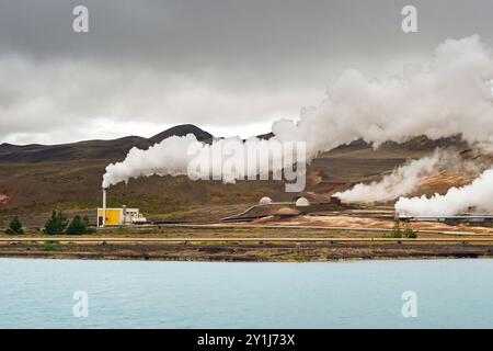 Hverir, Island - 24. August 2024: Dampf steigt aus den Schornsteinen eines Geothermie-Kraftwerks in der Nähe von Hverir in Island auf Stockfoto