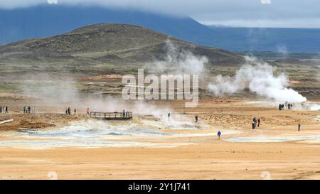 Hverir, Island - 24. August 2024: Weitwinkelblick auf die geothermischen heißen Quellen in Hverir, einer Touristenattraktion im Norden Islands Stockfoto