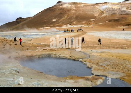 Hverir, Island - 24. August 2024: Weitwinkelblick auf die geothermischen heißen Quellen in Hverir Stockfoto