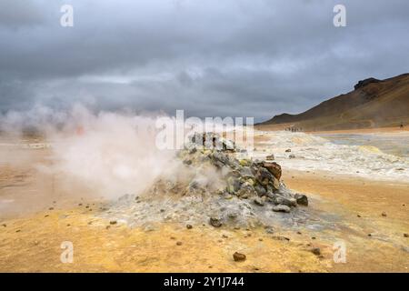 Hverir, Island - 24. August 2024: Dampfendes Fumarole an den heißen Quellen rund um das geothermische Gebiet von Hverir Stockfoto