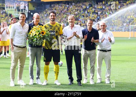 Dortmund, Deutschland. September 2024. Fußball, Abschiedsspiel für ehemalige Borussia Dortmund Profis im Signal Iduna Park: Der ehemalige BVB-Spieler Mats Hummels (3. V. l.) steht neben BVB-Geschäftsführer Hans Joachim Watzke (3. V. R.), Carsten Cramer (2. V. l.), Geschäftsführer Borussia Dortmund, Sebastian Kehl (links), Leiter der Berufsabteilung und Präsident Reinhold Lunow (rechts) bei seinem offiziellen Abschied. Quelle: Christoph Reichwein/dpa/Alamy Live News Stockfoto