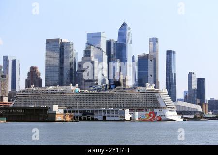 Kreuzfahrtschiff Norwegian Joy im Dock auf dem Hudson River in Midtown Manhattan New York City Stockfoto