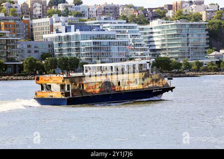 Pendler/Passagierfähre auf dem Hudson River mit New Jersey-Küste im Hintergrund Stockfoto