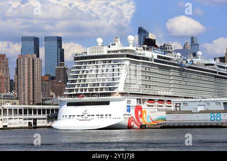 Kreuzfahrtschiff Norwegian Joy im Dock auf dem Hudson River in Midtown Manhattan New York City Stockfoto