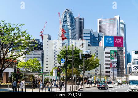 Blick auf die Straße Shinjuku dori, von außerhalb des Bahnhofs Shinjuku in östlicher Richtung, im Hintergrund das charakteristische Mode Hal Gebäude vor einem klaren blauen Himmel. Stockfoto