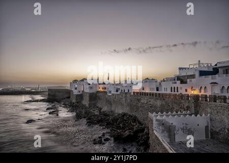 Asilah oder Assilah Uferpromenade bei Sonnenaufgang. Sonnenaufgang über der Medina einer wunderschönen marokkanischen Meeresstadt. Marokkanische Atlantikküste, Tanger oder provinz Tanger Stockfoto