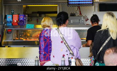 Barry Island, Wales, August 30 2024: Die Menschen gehen in den Schutzhütten von Barry Island und besuchen die von BBC's Gavin und Stacey berühmten Spielhöllen Stockfoto