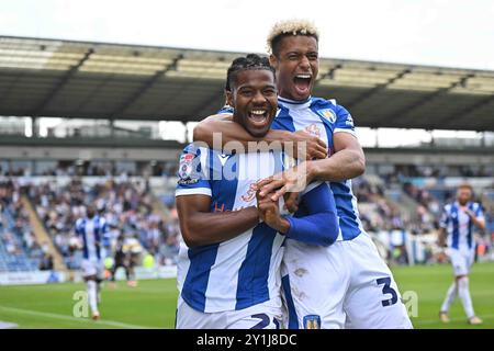 Owura Edwards (21 Colchester United) feiert mit Lyle Taylor (33 Colchester United) sein erstes Tor beim Spiel der Sky Bet League 2 zwischen Colchester United und Bromley im Weston Homes Community Stadium, Colchester am Samstag, den 7. September 2024. (Foto: Kevin Hodgson | MI News) Credit: MI News & Sport /Alamy Live News Stockfoto