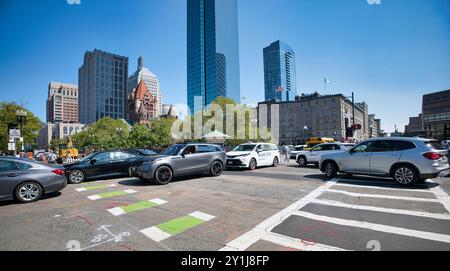 Boston, Massachusetts, USA 5. September 2024 Stau am Copley Square, Back Bay, Boston, Massachusetts, USA um 14:14 Uhr. Donnerstagnachmittag. Autos auf der Dartmouth St. blockieren Autos auf der Boylston St. die Dartmouth St. wurde vollständig von Lieferwagen und Schulbussen blockiert. Die Boylston St. wurde von vier auf zwei Fahrspuren geschnitten, wobei eine Fahrradspur und eine Busspur hinzugefügt wurden. (Rick Friedman) Stockfoto