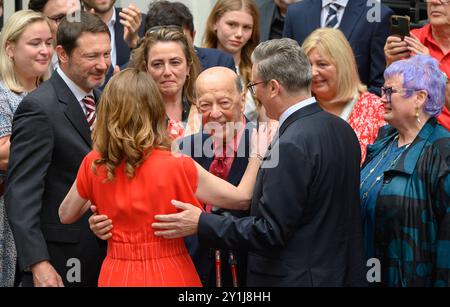 Victoria Starmer, die Frau des neuen Premierministers, begrüßt ihren Vater Bernard Alexander in der Downing Street, einen Tag nachdem Labour die Parlamentswahlen gewonnen hatte. Stockfoto