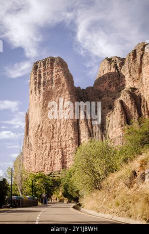 Majestätische Klippen von Mallos de Riglos („Stallets of Riglos“): Die majestätischen Skulpturen der Natur in Aragon, Spanien Stockfoto