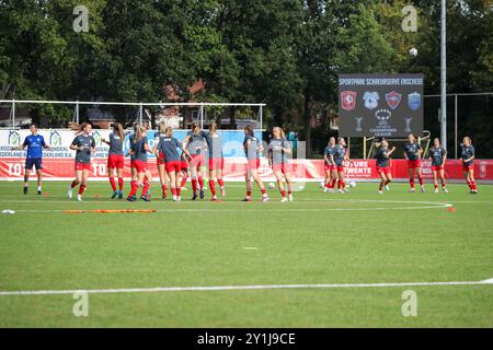 Enschede, Niederlande. September 2024. Enschede, Niederlande, 7. September 2024: Spieler des FC Twente wärmen sich vor dem Fußballspiel der UEFA Women's Champions League Runde 1 zwischen dem FC Twente und Valur im Sportpark Schreurserve in Enschede auf. (Leiting Gao/SPP) Credit: SPP Sport Press Photo. /Alamy Live News Stockfoto