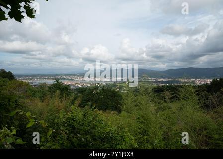 Blick auf die Bucht vom Berg Jaizkibel (545 m). In der Nähe des Schreins der Jungfrau von Guadalupe, Schutzpatronin von Hondarribia, erbaut im 16. Jahrhundert. Stockfoto