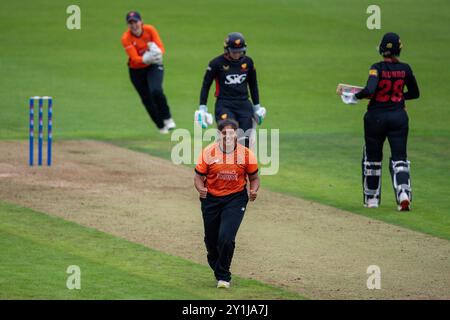 Southampton, Großbritannien. 7. September 2024. Naomi Dattani von Southern Vipers feiert den Wicket von Florence Miller während des Rachel Heyhoe-Flint Trophy Matches zwischen Southern Vipers und Sunrisers im Utilita Bowl. Quelle: Dave Vokes/Alamy Live News Stockfoto