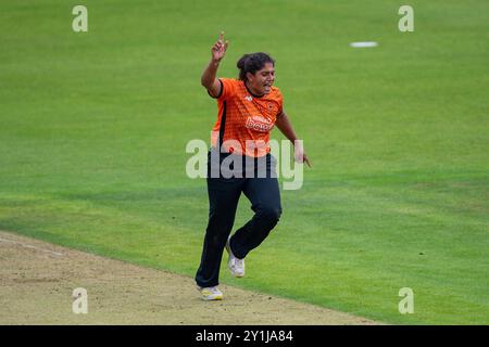 Southampton, Großbritannien. 7. September 2024. Naomi Dattani von Southern Vipers feiert den Wicket von Jo Gardner während des Rachel Heyhoe-Flint Trophy Matches zwischen Southern Vipers und Sunrisers im Utilita Bowl. Quelle: Dave Vokes/Alamy Live News Stockfoto