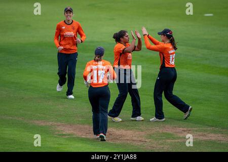 Southampton, Großbritannien. 7. September 2024. Naomi Dattani (Mitte) und Abi Norgrove feiern den Wicket Jo Gardner während des Rachel Heyhoe-Flint Trophy Matches zwischen Southern Vipers und Sunrisers im Utilita Bowl. Quelle: Dave Vokes/Alamy Live News Stockfoto