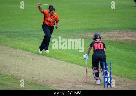 Southampton, Großbritannien. 7. September 2024. Naomi Dattani von Southern Vipers feiert den Wicket von Eva Gray während des Rachel Heyhoe-Flint Trophy Matches zwischen Southern Vipers und Sunrisers im Utilita Bowl. Quelle: Dave Vokes/Alamy Live News Stockfoto