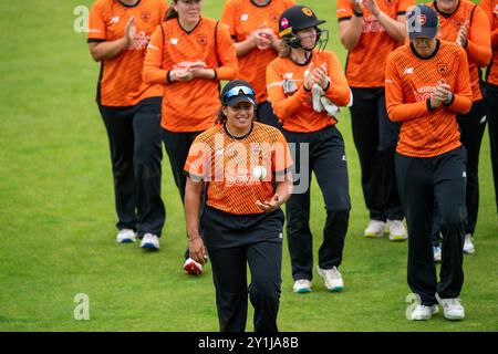 Southampton, Großbritannien. 7. September 2024. Naomi Dattani von Southern Vipers führte das Team an, nachdem sie ihren ersten 5 Wicket-Haul während des Rachel Heyhoe-Flint Trophy-Matches zwischen Southern Vipers und Sunrisers im Utilita Bowl gewonnen hatte. Quelle: Dave Vokes/Alamy Live News Stockfoto