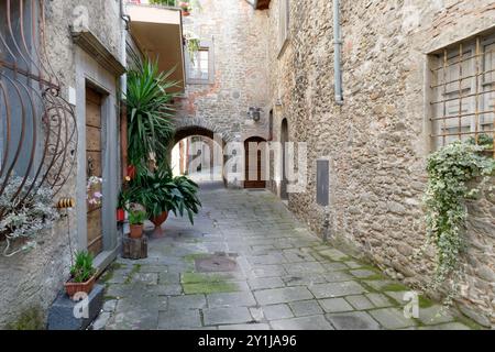 Versteckte Gasse in Borgo, einem Dorf Mozzano, Provinz Lucca. Toskana, Italien Stockfoto