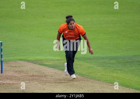 Southampton, Großbritannien. 7. September 2024. Naomi Dattani von Southern Vipers Bowling während des Rachel Heyhoe-Flint Trophy Matches zwischen Southern Vipers und Sunrisers im Utilita Bowl. Quelle: Dave Vokes/Alamy Live News Stockfoto