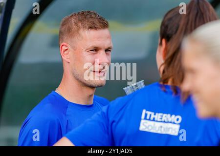 Enschede, Niederlande. September 2024. ENSCHEDE, NIEDERLANDE - 7. SEPTEMBER: Trainer Joran Pot vom FC Twente beim ersten Qualifikationsspiel der UEFA Women's Champions League zwischen dem FC Twente und Valur im Sportpark Scheurserve am 7. September 2024 in Enschede, Niederlande. (Foto von Albert Ten Hove/Orange Pictures) Credit: Orange Pics BV/Alamy Live News Stockfoto