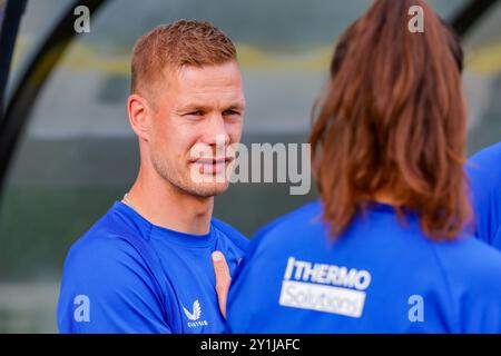 Enschede, Niederlande. September 2024. ENSCHEDE, NIEDERLANDE - 7. SEPTEMBER: Trainer Joran Pot vom FC Twente beim ersten Qualifikationsspiel der UEFA Women's Champions League zwischen dem FC Twente und Valur im Sportpark Scheurserve am 7. September 2024 in Enschede, Niederlande. (Foto von Albert Ten Hove/Orange Pictures) Credit: Orange Pics BV/Alamy Live News Stockfoto