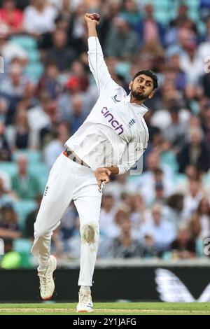 London, Großbritannien. September 2024. Shoaib Bashir aus England liefert den Ball während des 3. Rothesay Test Match Day Two England gegen Sri Lanka im Kia Oval, London, Großbritannien, 7. September 2024 (Foto: Mark Cosgrove/News Images) in London, Großbritannien am 7. September 2024. (Foto: Mark Cosgrove/News Images/SIPA USA) Credit: SIPA USA/Alamy Live News Stockfoto