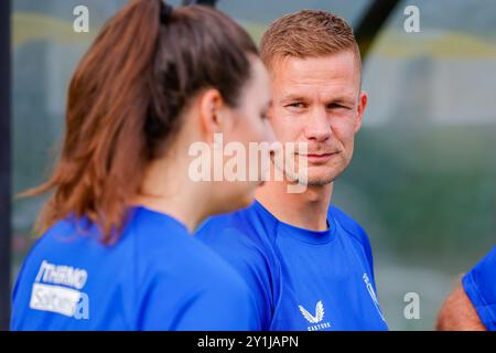 Enschede, Niederlande. September 2024. ENSCHEDE, NIEDERLANDE - 7. SEPTEMBER: Trainer Joran Pot vom FC Twente beim ersten Qualifikationsspiel der UEFA Women's Champions League zwischen dem FC Twente und Valur im Sportpark Scheurserve am 7. September 2024 in Enschede, Niederlande. (Foto von Albert Ten Hove/Orange Pictures) Credit: Orange Pics BV/Alamy Live News Stockfoto