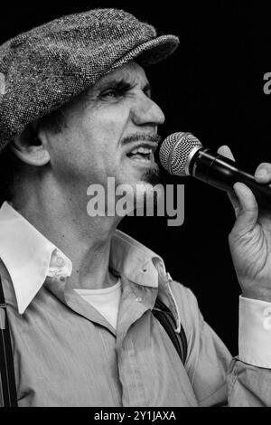 DEXY's MIDNIGHT RUNNERS, KONZERT, GREEN MAN FESTIVAL 2012: Kevin Rowland von britischen Poplegenden Dexy's Midnight Runners live auf der Mountain Stage beim Green man Festival 2012 im Glanusk Park, Brecon, Wales, August 2012. Foto: Rob Watkins. INFO: Dexy's, ursprünglich bekannt als Dexys Midnight Runners, ist eine britische Band, die für ihre eklektische Mischung aus Soul, Pop und keltischen Folk-Einflüssen bekannt ist. Bekannt für Hits wie „Come on Eileen“, verbindet ihr energischer Sound Blechinstrumente mit emotionalen, sozial bewussten Texten. Stockfoto