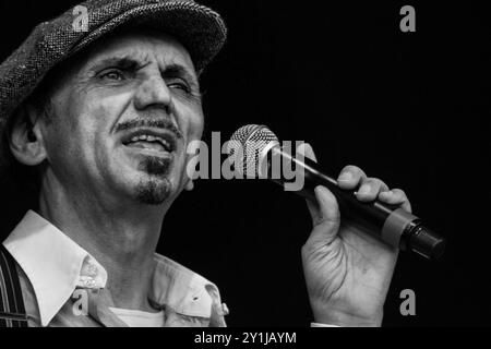 DEXY's MIDNIGHT RUNNERS, KONZERT, GREEN MAN FESTIVAL 2012: Kevin Rowland von britischen Poplegenden Dexy's Midnight Runners live auf der Mountain Stage beim Green man Festival 2012 im Glanusk Park, Brecon, Wales, August 2012. Foto: Rob Watkins. INFO: Dexy's, ursprünglich bekannt als Dexys Midnight Runners, ist eine britische Band, die für ihre eklektische Mischung aus Soul, Pop und keltischen Folk-Einflüssen bekannt ist. Bekannt für Hits wie „Come on Eileen“, verbindet ihr energischer Sound Blechinstrumente mit emotionalen, sozial bewussten Texten. Stockfoto