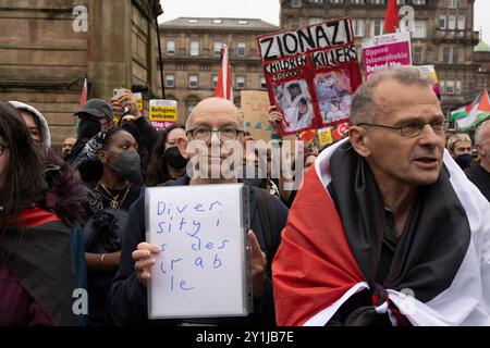 Stellen Sie sich der Gegendemonstration gegen Rassismus (SUTR) gegen eine ÔPro-UKÕ-Demonstration der Rechtsextremen am 7. September 2024 auf dem George Square in Glasgow, Schottland. Foto: Alamy Live News. Stockfoto