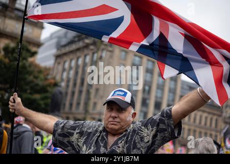 Eine ÔPro-UKÕ-Demonstration der Rechtsextremen traf am 7. September 2024 auf eine Gegendemonstration des Stand Up to Rassiism (SUTR) auf dem George Square in Glasgow, Schottland. Foto: Alamy Live News. Stockfoto