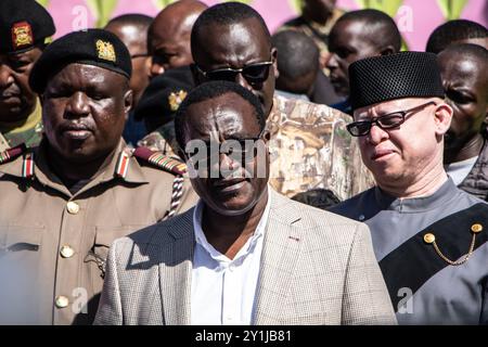 Nyeri, Kenia. September 2024. Julius Migos Ogamba, Bildungsminister, spricht vor der Presse am Eingang der Hillside Endarasha Academy nach einem Dorm-Brand, bei dem 18 Kinder ums Leben kamen. Untersuchungen zur Ermittlung der Ursache des tragischen Feuers, bei dem 18 Schulkinder an der Hillside Endarasha Academy ums Leben kamen, laufen noch. Präsident William Ruto hat eine dreitägige nationale Trauer ausgerufen, bei der Fahnen zu Ehren der Toten auf Halbmast fliegen. Quelle: SOPA Images Limited/Alamy Live News Stockfoto