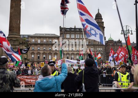 Eine ÔPro-UKÕ-Demonstration der Rechtsextremen traf am 7. September 2024 auf eine Gegendemonstration des Stand Up to Rassiism (SUTR) auf dem George Square in Glasgow, Schottland. Foto: Alamy Live News. Stockfoto