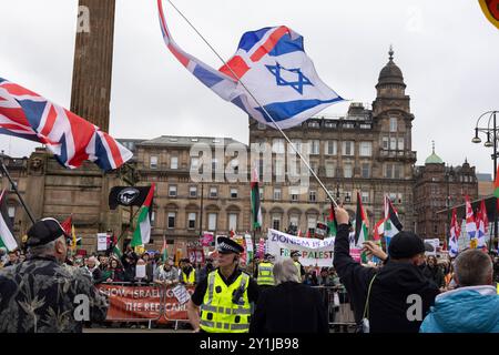 Eine ÔPro-UKÕ-Demonstration der Rechtsextremen traf am 7. September 2024 auf eine Gegendemonstration des Stand Up to Rassiism (SUTR) auf dem George Square in Glasgow, Schottland. Foto: Alamy Live News. Stockfoto